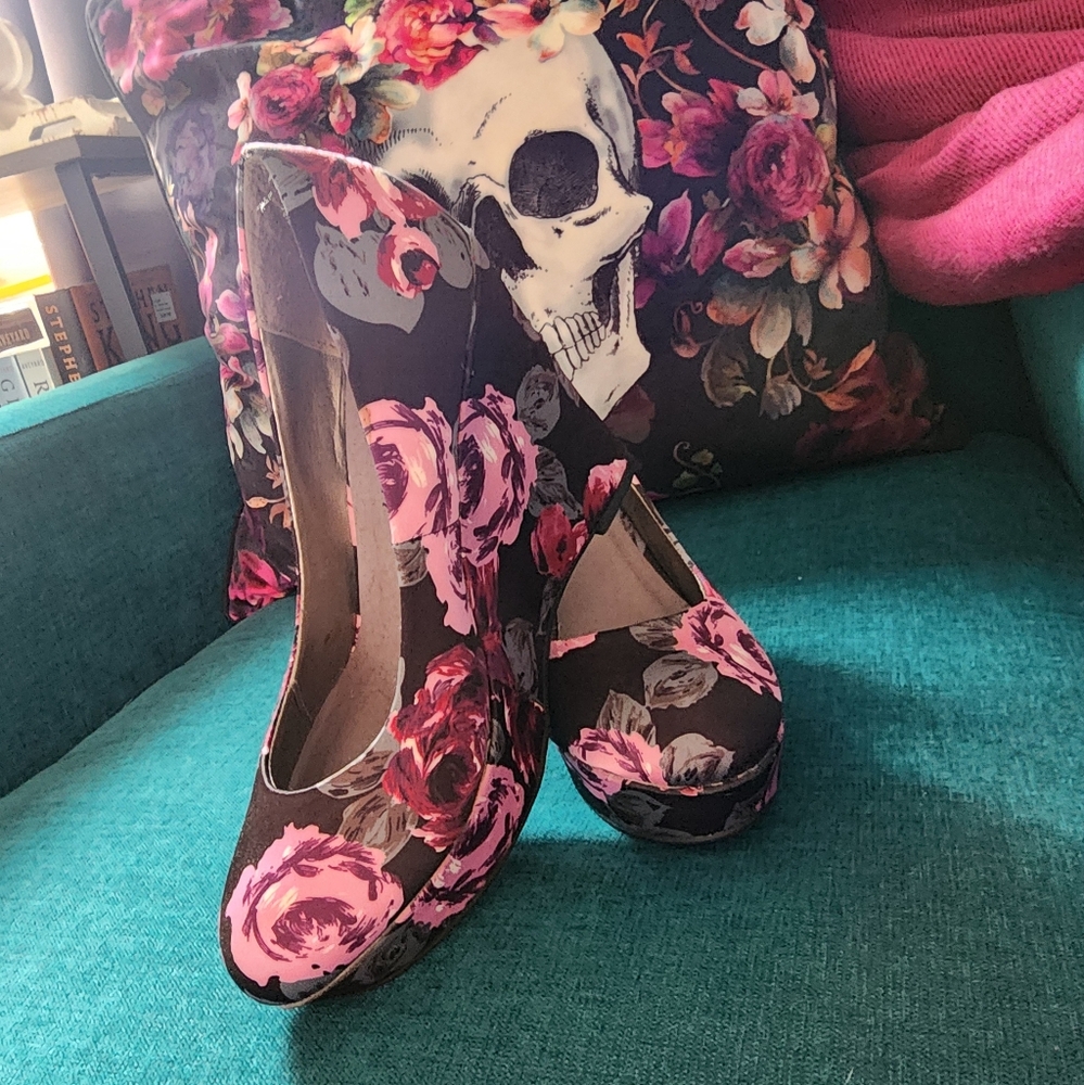 Madden Girl Black Wedges with Floral Accents - Size 7.5